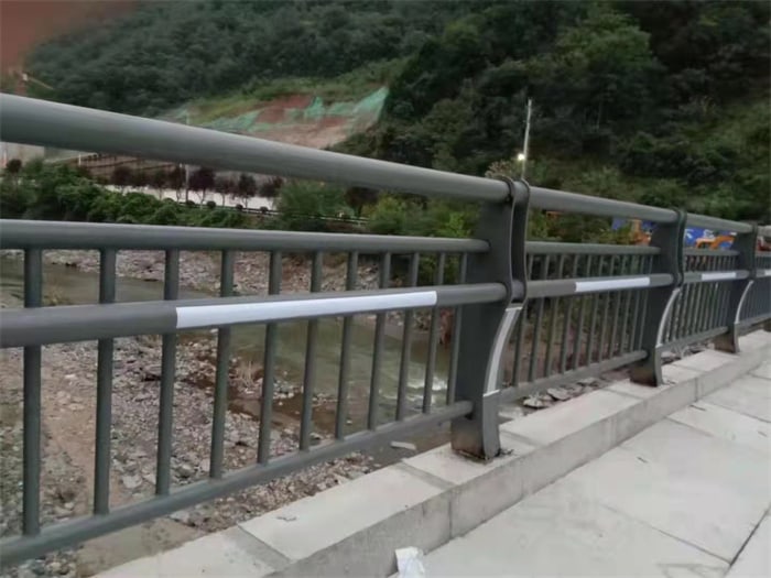 燈光護(hù)欄