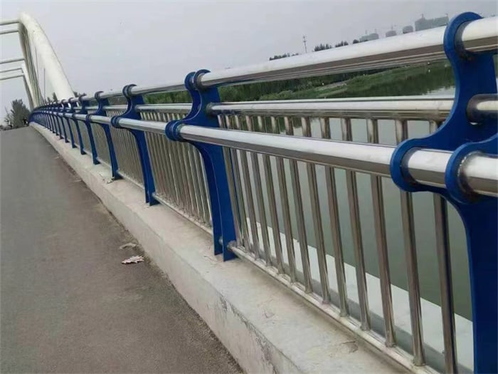 不銹鋼復(fù)合管護(hù)欄